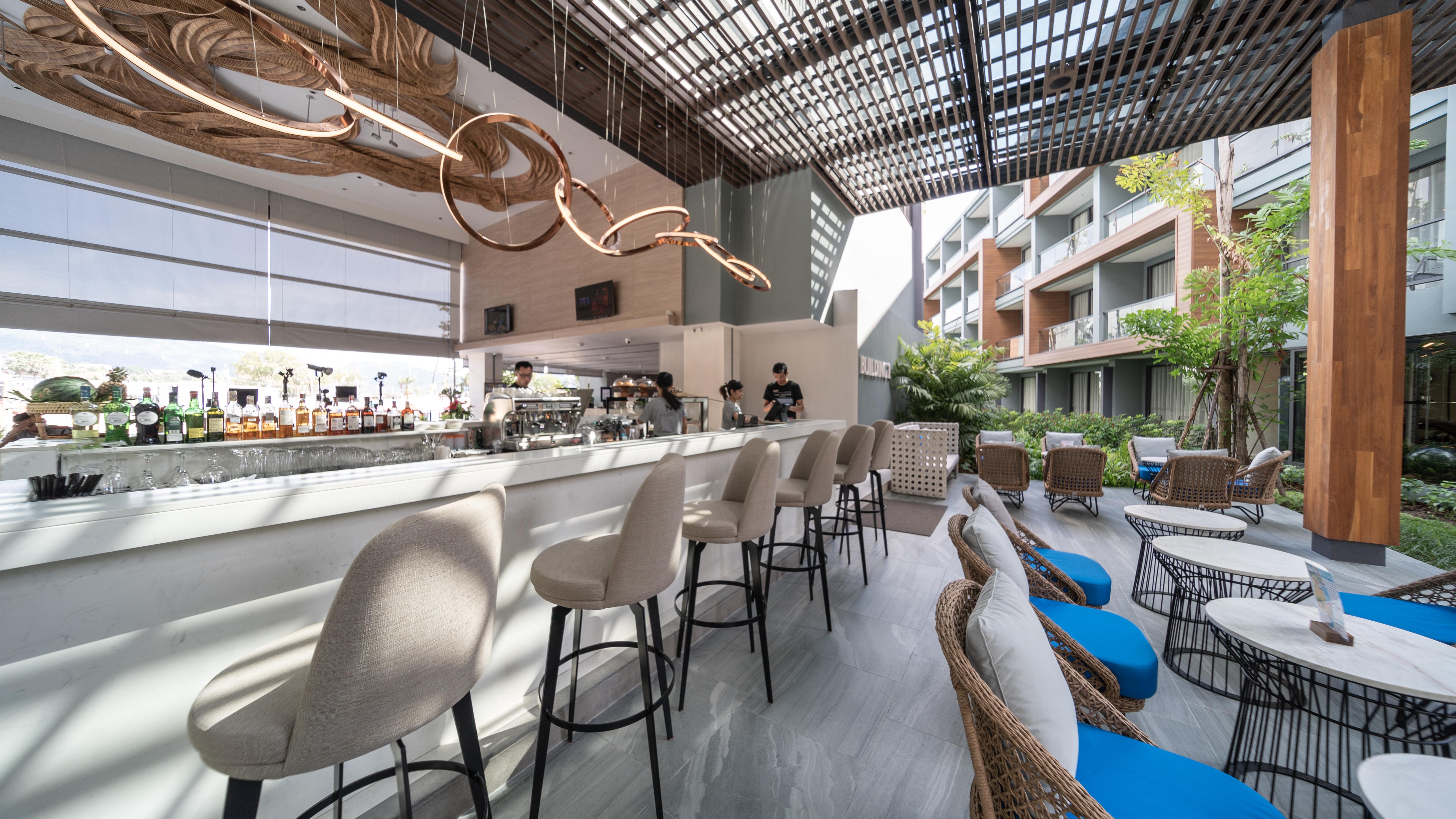 The Nature Phuket - Sha Extra Plus Luaran gambar The bar at the rooftop pool