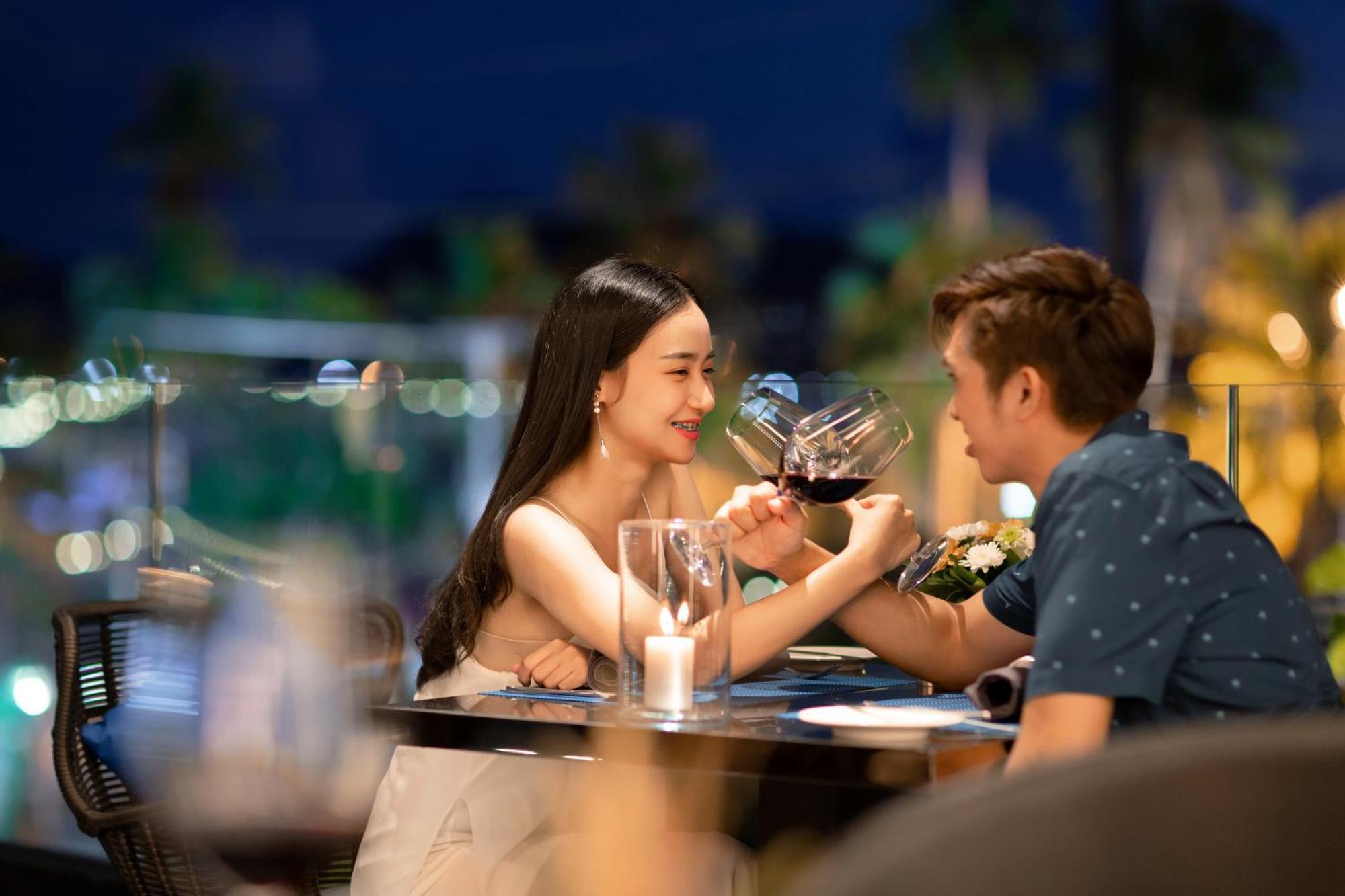 The Nature Phuket - Sha Extra Plus Luaran gambar A couple drinking wine in Vietnam