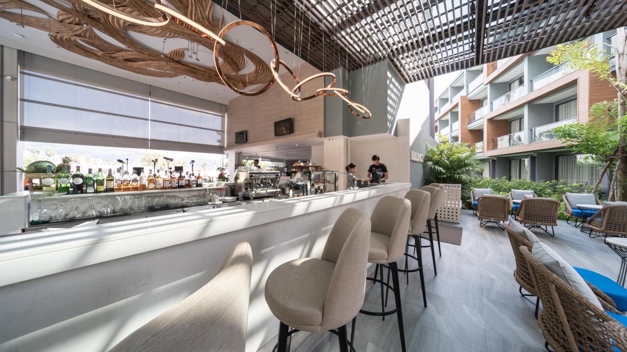 The Nature Phuket - Sha Extra Plus Luaran gambar The bar at the 101 Skybar